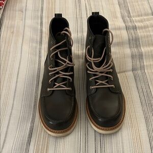 Sorel Men's Forest Green Leather Chukka Boots with Tan Soles Worn a few times